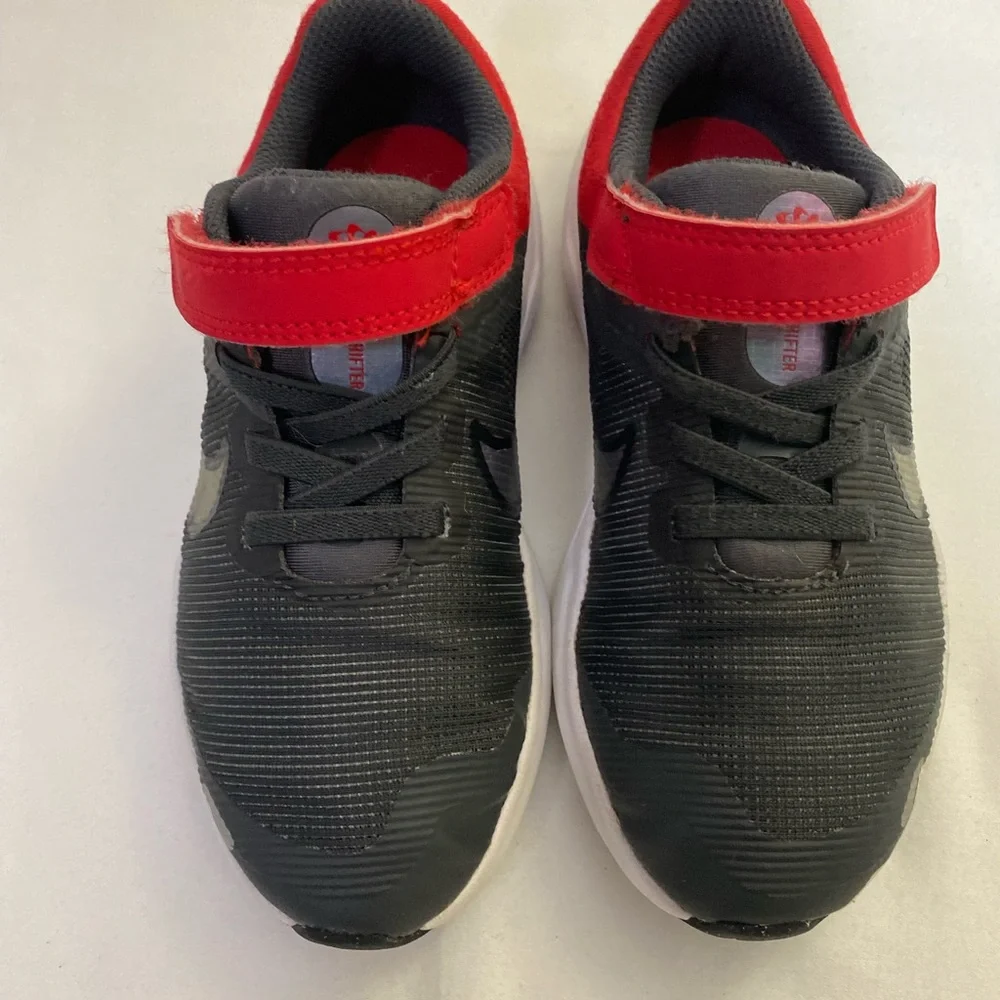 NIKE  Downshifter 12 Black and Red Little Kid’s Shoes Brand Logo Size 11C